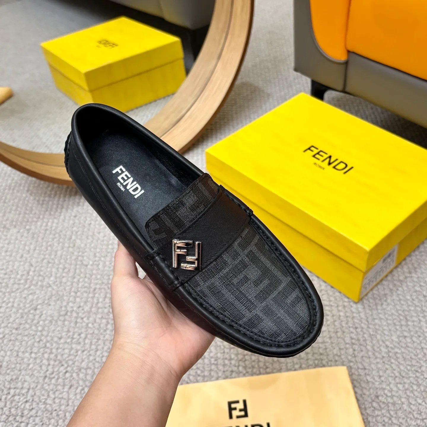 Men's shoes 💰420 [FENDI Fendi] 2⃣️0⃣️2⃣️5️⃣New Milan men's fashion lazy catwalk style ✅ fashionable casual beanie shoes, imported calfskin fabric, super smooth texture, sweat-absorbent and breathable, (sheepskin lining). Metal LOGO on the shoe body, Medusa avatar, irregular avatar, high-end craftsmanship logo✅ French Loft set foot design style 👟Low-key and elegant, great on-foot effect... Men's shoe size: 38-46 (4-12)